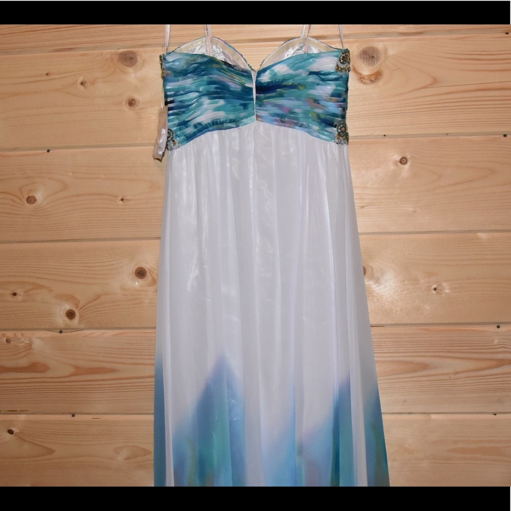 Formal Dress - Picture 4 of 8